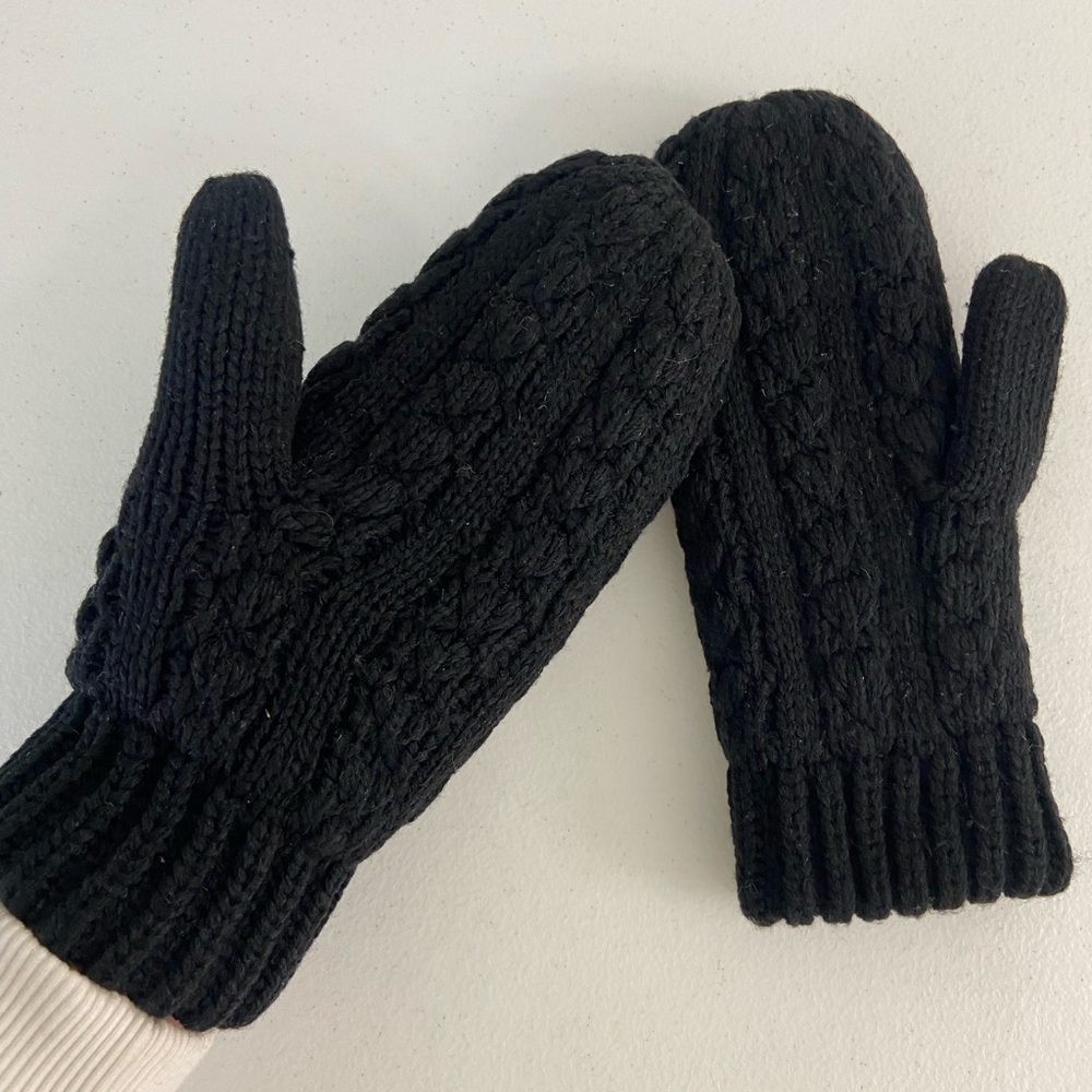 EUC Women’s solid black cable knit thick crocheted winter mittens‎ gloves M/L - Picture 3 of 3
